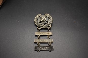 Vintage US Army Expert Weapons Qualification Badge