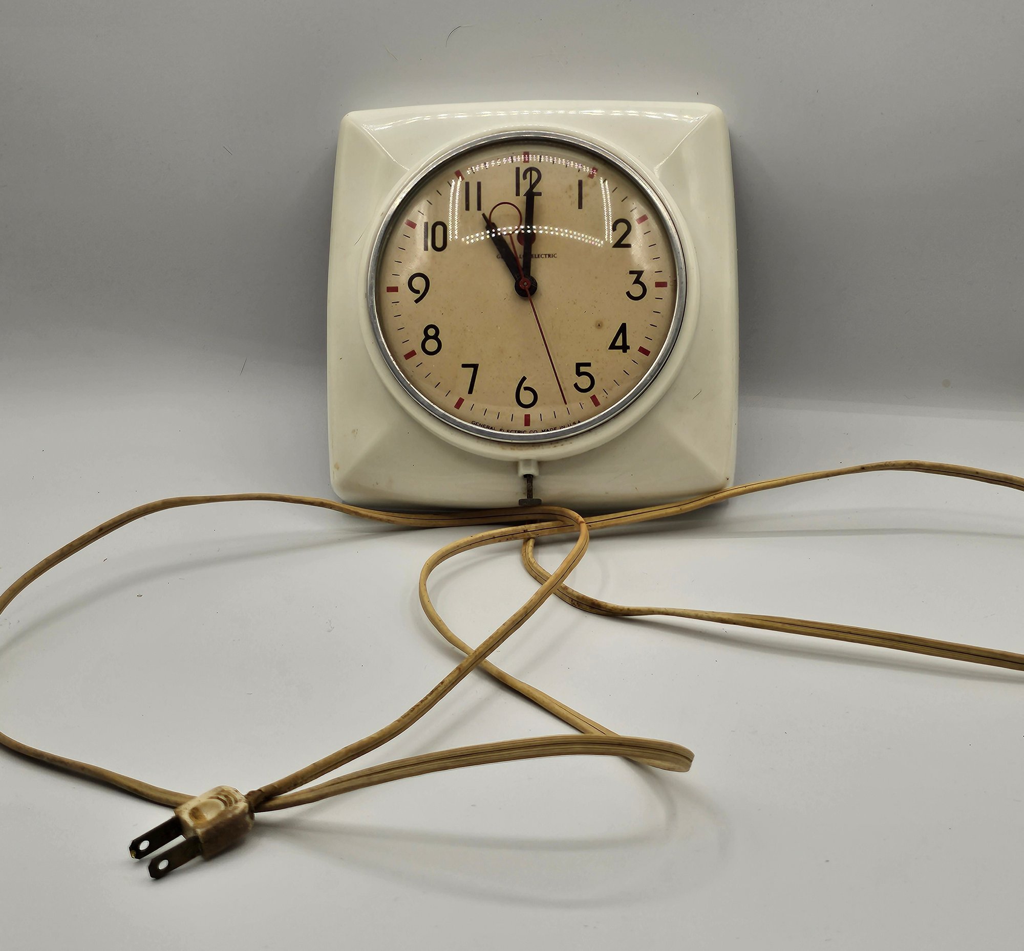 #10 - Vintage GE Electric Wall Clock - Model 2H20 #38833 | Auctionninja.com