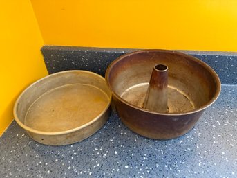 Cake Pan 9.5' And Ecko Bundt Pan Bakeware