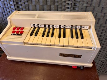 NORKE Vintage Desktop Organ