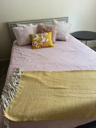 Queen Bedding Ensemble: Duvet, 4 Pillows And A Throw!
