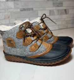 Sorel Gray Flannel And Leather Waterproof Bootie   Size 8
