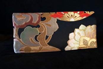 Two Birds With Flowers Clutch With Magnetic Enclosures