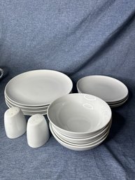 Pier 1 4 Person Dish Set