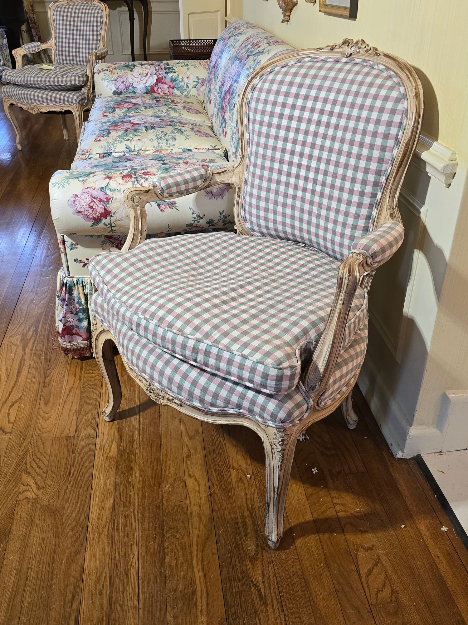 Checkered Pattern French Country Accent Chair #79754 | Auctionninja.com