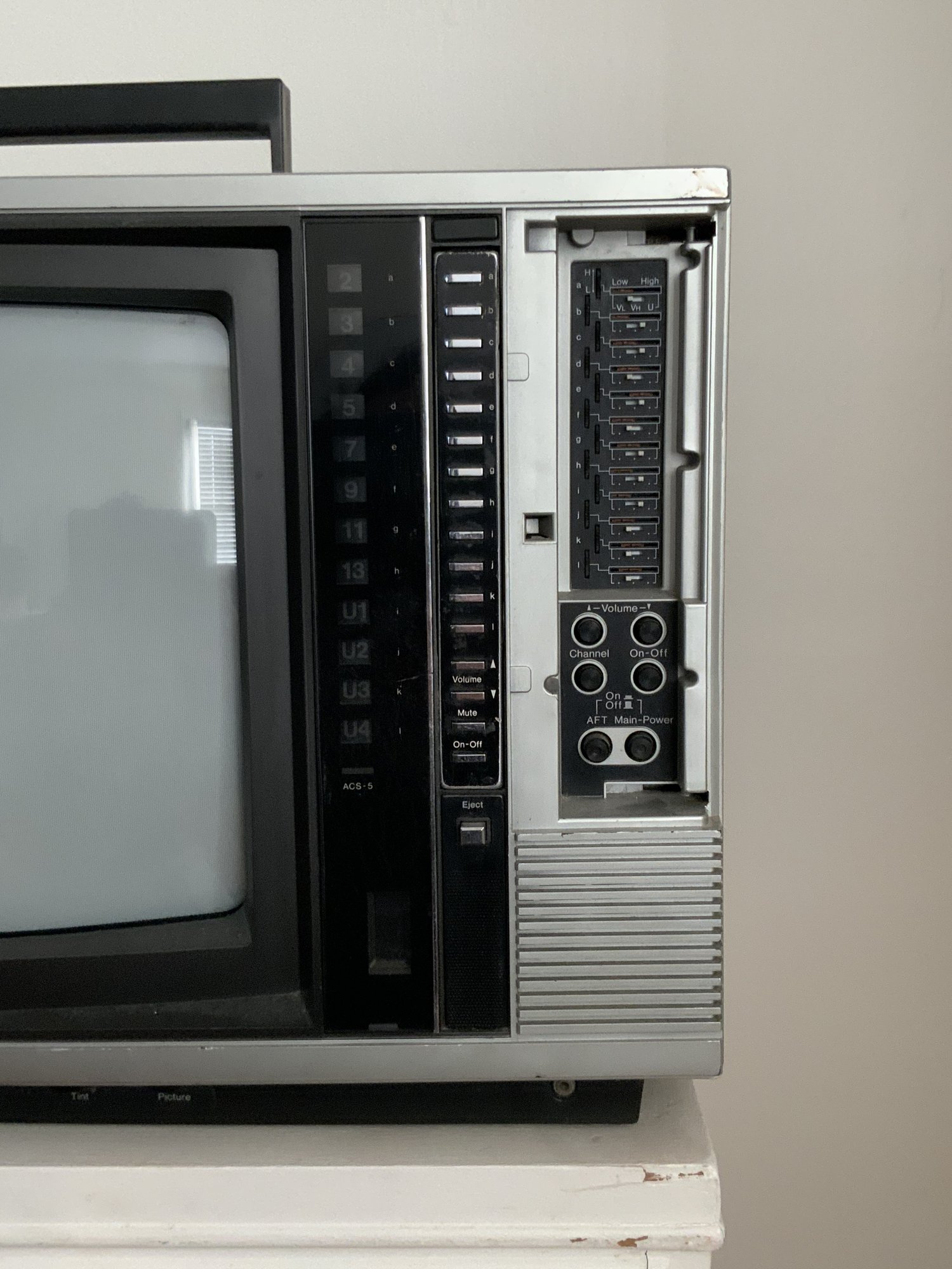 Shape Tv Model Vintage Sharp Linyton Plus TV, Model: 13F40 #77456 | Auctionninja.com