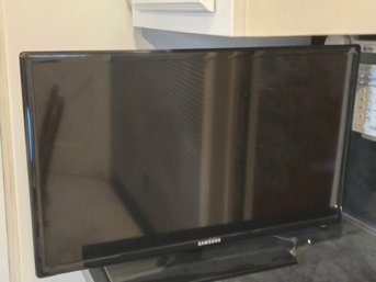 Samsung Black Flat Screen LED TV Countertop Bedroom Kitchen Television