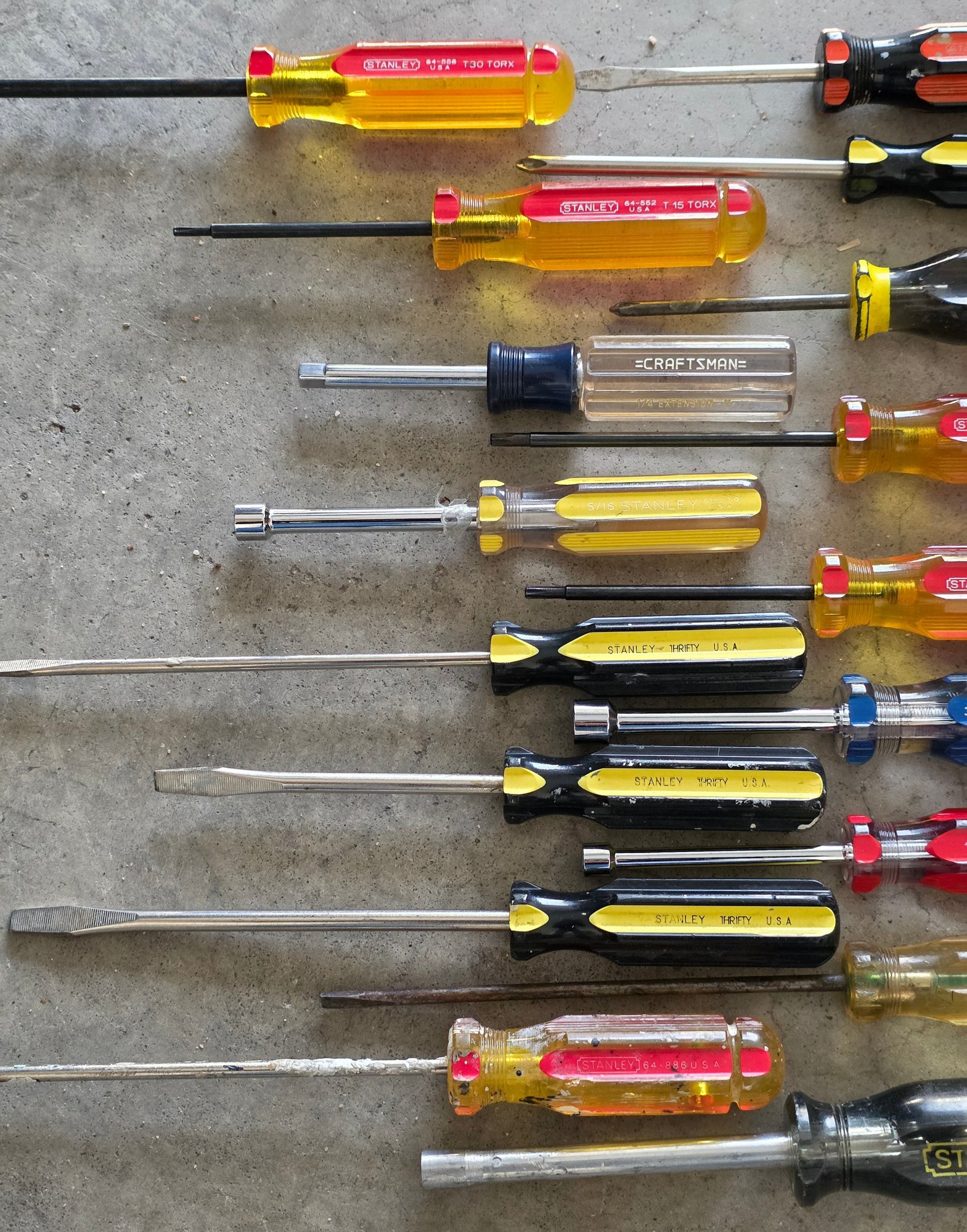 Large Assortment Of Screwdrivers #34589 | Auctionninja.com