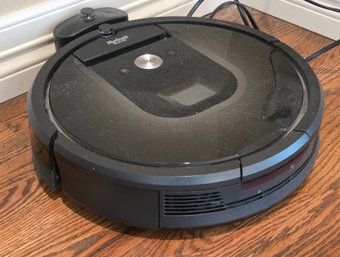 IRobot Roomba Robot Vacuum, Likely From The 800 Or 900 Series Based On The Patent