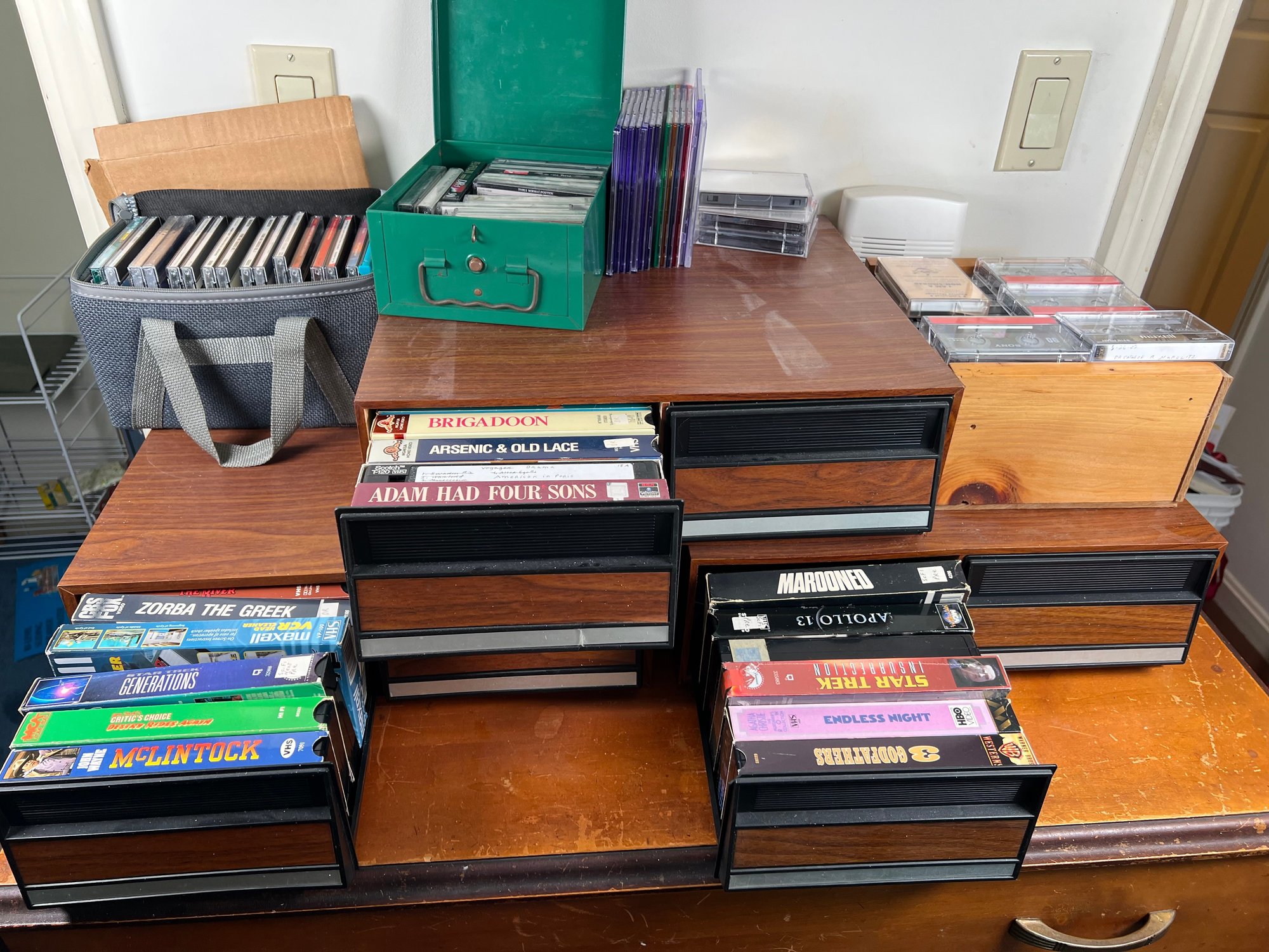 81 - CDS, TAPES, VHS, WITH VHS STORAGE #27409 | Auctionninja.com