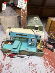 (40D) VINTAGE ROBINS EGG BLUE JAPAN MADE BROTHER SEWING MACHINE
