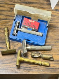 (22A) LOT OF VINTAGE METAL RAZORS