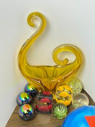 (23A) HANDMADE VENEITAN ART GLASS J.I. CO. AND OTHER GLASS AND LUCITE PAPERWEIGHTS