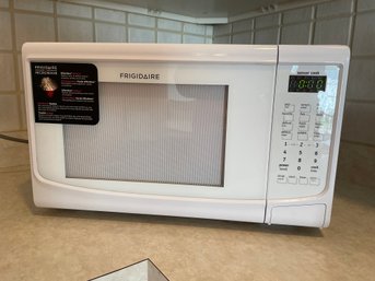 Frigidaire 1100 W Sensor Cook Microwave For Countertop W Turntable