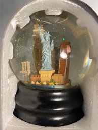 Lg 6 MusicalGlass Snow Globe: Scenes Of NYC Manhattan, Statue Of Liberty, Empire State Bldg, Brooklyn Bridgep