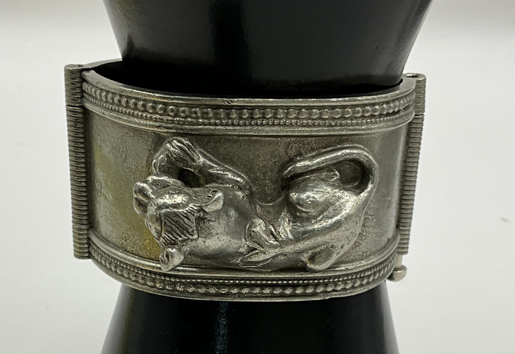 gp31-mma-1976-metropolitan-museum-art-nyc-egyptian-revival-tiger