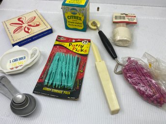 Variety Of Vintage Kitchen-Related Items (K35)