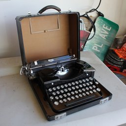 Royal Typewriter In Case (101)