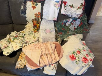 Holiday Table Linens (395)