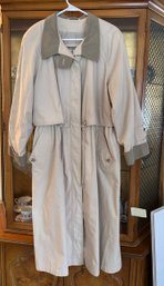 Woman's Trench Coat Size 12P (107)