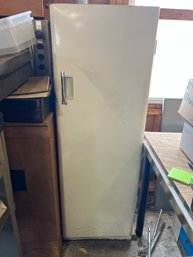 White Metal Cabinet And Contents (DN17)