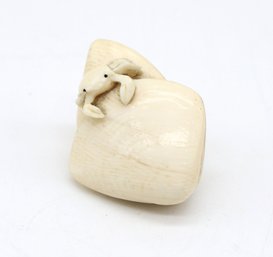 Vintage Netsuke Pair Of Shells With A Crab- Shippable