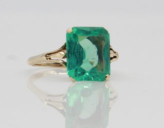 14k Yellow Gold Ring With Emerald Green Glass Stone - Shippable