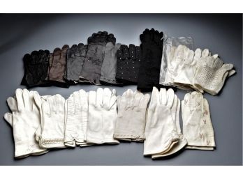 17 Pairs Ladies Gloves, Size Small