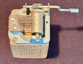 Vintage Winding Music Box - Plays When Turned