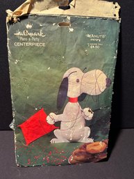 Vinttage Snoopy Paper Party Centerpiece