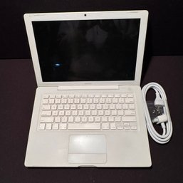 Apple Macbook Laptop Computer - Fully Working With Power Cord - 13' Screen