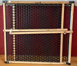Safety 1st Adjustable Pet/baby Gate Model GA035