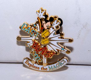 DISNEYLAND CAST PIN - 'CAST BLAST 2002' EXPLORE THE MAGIC