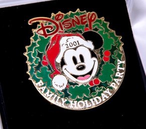DISNEY CAST MEMBER EXCLUSIVE CHRISTMAS 2001 PIN