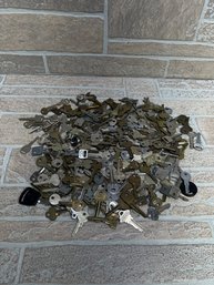Large Bulk Lot Of Vintage & Modern Keys - Hundreds Of Assorted House Lock Auto & Misc Keys
