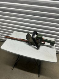 Black & Decker Auto Stop 18' Electric Hedge Trimmer (Model HT400)
