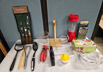 Lot 5-169 Kitchen Lot Brookstone Grater, Sm Hamilton Beach Juice Mixer (TIr)