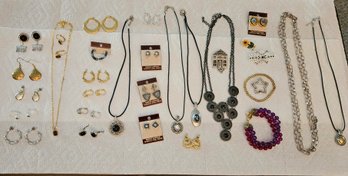 Lot 6-32 Thirty Pieces Of Jewelry (Top Lateral)