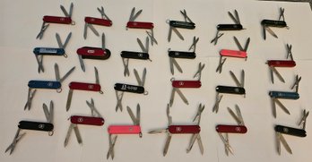 Lot 6-107 24 Victorinox Knives (top2-drawer)
