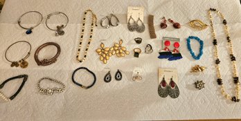 Lot 6-140 Jewelry Lot 25 Pieces Antique, Vintage, Modern (Top Lateral)