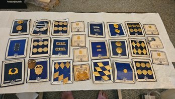 Lot 1-143 Vintage Military Insignas And Pins (Top Lateral)