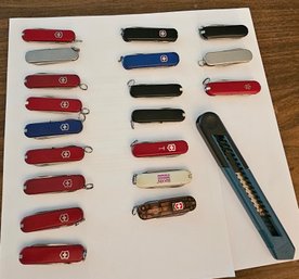 Lot 6-159 20 Folding Pocket Knives (top 2-drawer)