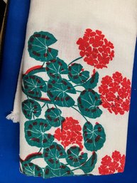 Lot 6-128 Vintage  Geranium Table Cloth And 2 Napkins (top Laterals)