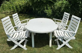 VIntage Grosfillex Outdoor Table And Four Chairs (Chairs Have Three Settings)