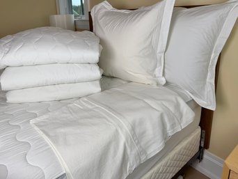 Queen Size Williams Sonoma, Harris Levy Bed Skirt, Pillows, Shams And Mattress Covers