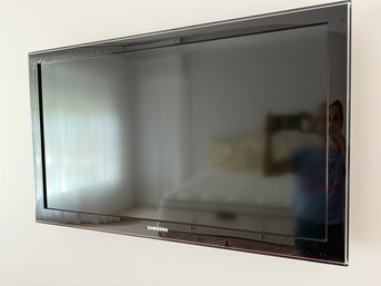 Samsung 40' Television Model LN40C550J1FxZA (main Floor Bdrm)