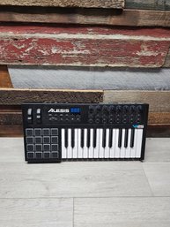 Alesis VI25 25-Key Keyboard Controller Works (needs Power Cord)a1