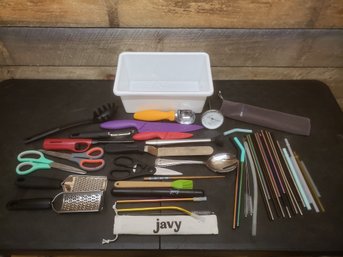 Kitchen And Straw Lot J4