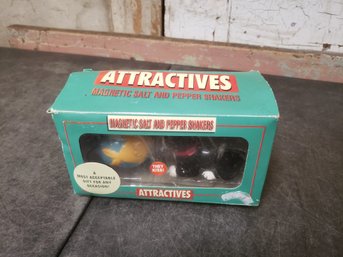 New 'kissing' Cat And Fish Salt And Pepper Shakers A3