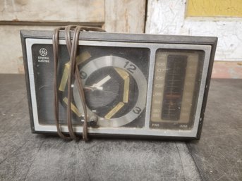Vtg GE Clock Radio C1